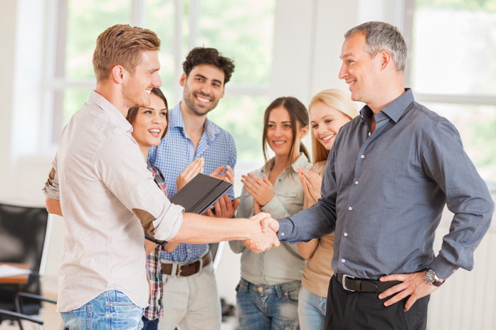 Gruppe von Menschen - Shake Hand